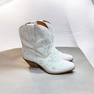 Dingo Sweetheart White DI2183-100 Women's Size 9 Medium NWT - MSRP $135 No Box